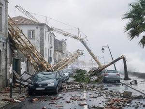 عاصفة كريستين تخلف قتلى وتفاقم الأضرار في عدة مناطق بالبرتغال عاصفة كريستين تخلف قتلى وتفاقم الأضرار في عدة مناطق بالبرتغال