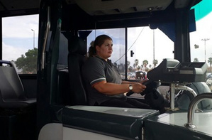 فكازا.. عيالات ورا السوّاق كيلعبو دور جديد وكيكسّرو الصور النمطية فالطرام الواعر ديال النقل الحضري فكازا.. عيالات ورا السوّاق كيلعبو دور جديد وكيكسّرو الصور النمطية فالطرام الواعر ديال النقل الحضري