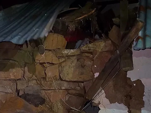 انهيار منزل قروي بإقليم العرائش يودي بحياة ثلاث سيدات ويخلف مفقودًا انهيار منزل قروي بإقليم العرائش يودي بحياة ثلاث سيدات ويخلف مفقودًا