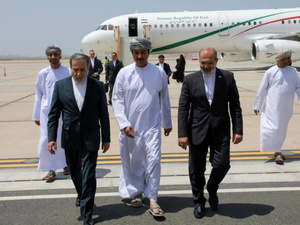 إيران والولايات المتحدة تجلسان على طاولة المفاوضات في عمان وسط توتر إقليمي متصاعد إيران والولايات المتحدة تجلسان على طاولة المفاوضات في عمان وسط توتر إقليمي متصاعد