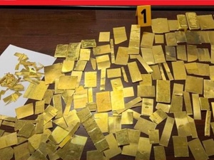 الأمن والجمارك يحبطان تهريب 13 كيلوغراماً من الذهب بميناء بني أنصار