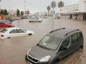 فاجعة سيول بتطوان تخلّف أربعة قتلى ومفقوداً واحداً إثر جرف سيارة بدوار لمواوجة فاجعة سيول بتطوان تخلّف أربعة قتلى ومفقوداً واحداً إثر جرف سيارة بدوار لمواوجة