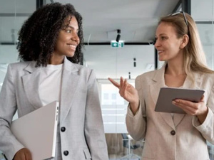 المحادثات الصغيرة: لمسة بسيطة لصحة نفسية أفضل المحادثات الصغيرة: لمسة بسيطة لصحة نفسية أفضل