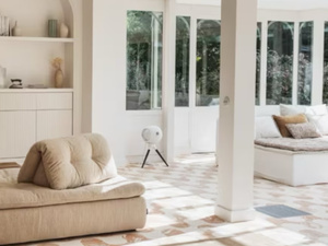 10 أرائك أنيقة مستوحاة من مشاريع معماريين لتجديد الصالون