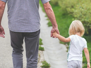 دور الأجداد في رعاية الأحفاد يحمي من تراجع القدرات العقلية دور الأجداد في رعاية الأحفاد يحمي من تراجع القدرات العقلية