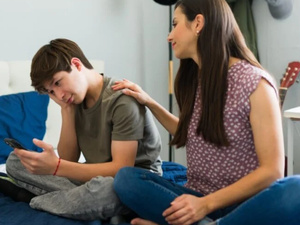 أفضل سن لإعطاء الهاتف المحمول للأطفال وفقًا للخبراء