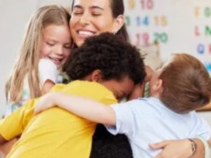 كيف تصنع التربية الإيجابية أطفالًا لطفاء وواعين: 13 طريقة وفق الخبراء كيف تصنع التربية الإيجابية أطفالًا لطفاء وواعين: 13 طريقة وفق الخبراء