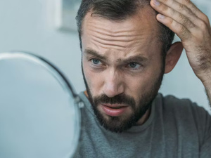 Finastéride 1 mg: تحذيرات جديدة بشأن الأعراض النفسية والجنسية للدواء