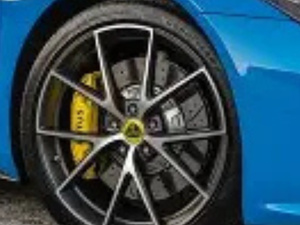 لوتس إميرا: تصميم رياضي وأداء استثنائي لوتس إميرا: تصميم رياضي وأداء استثنائي