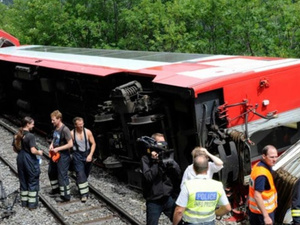 انحراف قطار في جبال الألب السويسرية يتسبب بوقوع جرحى وإيقاف الحركة