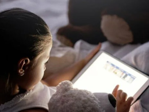 “الكل يقع في الخطأ”: ثلاث طرق لتقليل وقت أطفالك أمام الشاشات حسب خبيرة “الكل يقع في الخطأ”: ثلاث طرق لتقليل وقت أطفالك أمام الشاشات حسب خبيرة