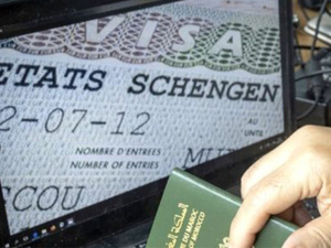 المفوضية الأوروبية تكشف عن استراتيجية جديدة لتأشيرات شنغن: بين تسهيلات السفر وتشديد الإجراءات الأمنية