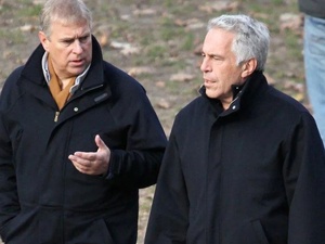 قضية الأمير أندرو تعيد تسليط الضوء على علاقة العائلة الملكية بالملياردير أبستين قضية الأمير أندرو تعيد تسليط الضوء على علاقة العائلة الملكية بالملياردير أبستين