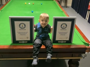 الطفل البريطاني جود أوينز يدخل موسوعة غينيس بأصغر رقم قياسي في البلياردو والسنوكر الطفل البريطاني جود أوينز يدخل موسوعة غينيس بأصغر رقم قياسي في البلياردو والسنوكر