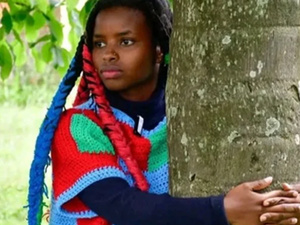 الناشطة الكينية تروفينا موثوني تحقق رقمًا قياسيًا عالميًا في “عناق الأشجار” لمدة 72 ساعة متواصلة