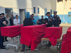 في أجواء من الحزن والخشوع… نقل جثامين ضحايا الحادث المأساوي إلى مثواهم الأخير في أجواء من الحزن والخشوع… نقل جثامين ضحايا الحادث المأساوي إلى مثواهم الأخير