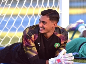 أستون فيلا يستهدف موهبة مغربية لتعزيز حراسة المرمى