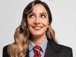 لبنى الجوهري تعانق الخشبة لأول مرة خلال تقديم أول عرض فكاهي لبنى الجوهري تعانق الخشبة لأول مرة خلال تقديم أول عرض فكاهي