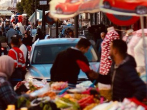 فوضى الأسواق العشوائية تربك السير في الدار البيضاء فوضى الأسواق العشوائية تربك السير في الدار البيضاء