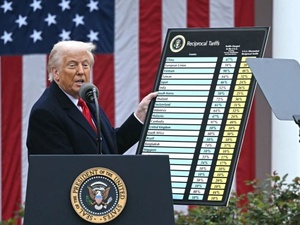 إدارة ترامب تطبق رسوماً جمركية بنسبة 10% بعد حكم المحكمة العليا إدارة ترامب تطبق رسوماً جمركية بنسبة 10% بعد حكم المحكمة العليا