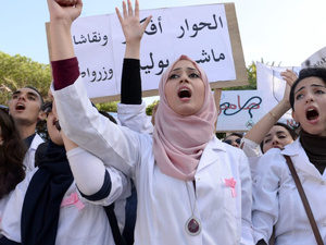 بعد "التماطل"في صرف تعويضاتهم .. اعتصام مفتوح لطلبة الصحة أمام مديرية الدار البيضاء. بعد "التماطل"في صرف تعويضاتهم .. اعتصام مفتوح لطلبة الصحة أمام مديرية الدار البيضاء.