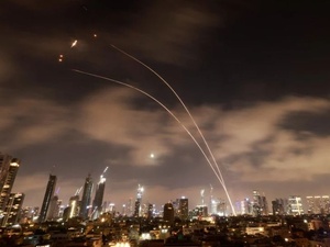 الشرق الأوسط يشتعل: صواريخ إيران وحزب الله تضرب إسرائيل والخليج وإطلاق حرب متعددة الجبهات الشرق الأوسط يشتعل: صواريخ إيران وحزب الله تضرب إسرائيل والخليج وإطلاق حرب متعددة الجبهات