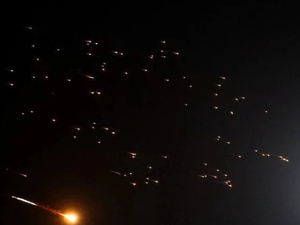 انفجارات في تل أبيب بعد إطلاق صواريخ من إيران وسط تصاعد التوتر انفجارات في تل أبيب بعد إطلاق صواريخ من إيران وسط تصاعد التوتر