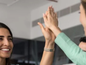 الذكاء العاطفي: 11 عادة بسيطة تجعل الجميع يشعر بالارتياح معك فوراً