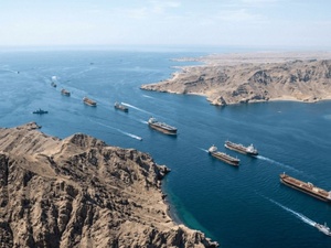 ترامب يهدد إيران بضربة أشد بكثير في حال تعطيل النفط العالمي