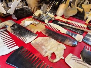 بين عبق التراث وشبح الاندثار.. حرفة أمشاط «الكرن» تصارع الزمن في المدينة العتيقة بفاس