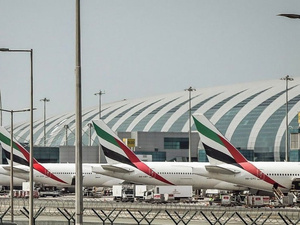 ٍاستئناف الرحلات تدريجيًا في مطار دبي بعد السيطرة على حريق خزانات الوقود ٍاستئناف الرحلات تدريجيًا في مطار دبي بعد السيطرة على حريق خزانات الوقود