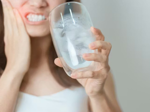 حساسية الأسنان للبرد: كيف تحمي أسنانك وتخفف الألم؟ حساسية الأسنان للبرد: كيف تحمي أسنانك وتخفف الألم؟