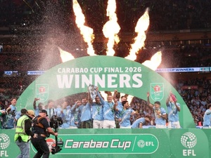 غوارديولا يرفع كأس الرابطة مع مانشستر سيتي بعد الفوز على أرسنال