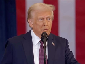 ترامب يعلن تأجيل الضربات على إيران ويصف المحادثات بـ “المثمرة للغاية”