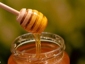 العسل أم المربى على الخبز؟ دليلك لاختيار الإضافة الصحية الأفضل العسل أم المربى على الخبز؟ دليلك لاختيار الإضافة الصحية الأفضل