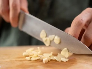 الثوم وفوائد القلب: كيف يمكن لفصين يومياً أن يحمي الضغط والكوليسترول ويقوي الشرايين