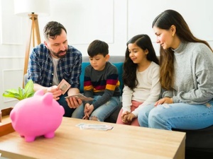 كيف تشرح لأطفالك الأزمة المالية للأسرة دون أن تزرع الخوف؟ دليل عملي للآباء في زمن الغلاء كيف تشرح لأطفالك الأزمة المالية للأسرة دون أن تزرع الخوف؟ دليل عملي للآباء في زمن الغلاء