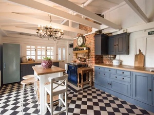 عودة مطابخ الستينيات الملونة: دليل شامل لتصميم مطبخ كلاسيكي بعناصر عصرية عودة مطابخ الستينيات الملونة: دليل شامل لتصميم مطبخ كلاسيكي بعناصر عصرية