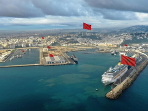 السفن تعيد توجيه مساراتها نحو طنجة المتوسط هربًا من توترات مضيق هرمز السفن تعيد توجيه مساراتها نحو طنجة المتوسط هربًا من توترات مضيق هرمز