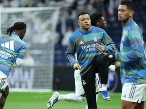 المهاجم الفرنسي يرد على شائعات فحص الركبة اليمنى المهاجم الفرنسي يرد على شائعات فحص الركبة اليمنى