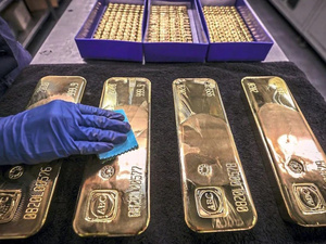 ​الذهب يتراجع محدوداً وسط صعود أسعار الطاقة وتراجع الدولار