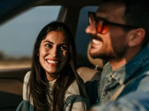 الجاذبية البدنية تتفوق على الذكاء والاستقرار في اختيار الشريك العاطفي