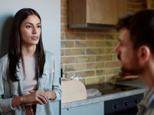 الصمت المدمر والفكاهة المؤذية: ثمانية أفخاخ خفية في الحياة الزوجية الصمت المدمر والفكاهة المؤذية: ثمانية أفخاخ خفية في الحياة الزوجية