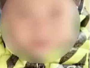 موظفو فندق في تشنغتشو يعتنون بطفل تخلىت عنه والدته مؤقتاً