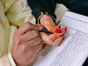  أكثر من نصف العزاب المغاربة يرفضون الزواج : حين يتحول "نصف الدين" إلى "عبء الدَّين"