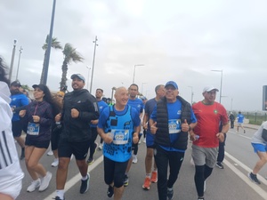 ​عبد اللطيف معزوز رئيس جهة الدارالبيضاء سطات يجري مع الشباب في سباق عين الذياب