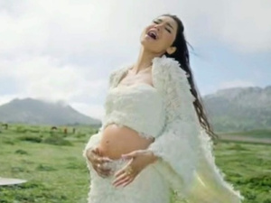 جدل واسع بعد حملة ترويجية مثيرة للفنانة ريم فكري على مواقع التواصل