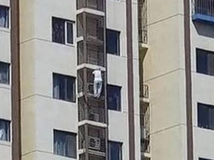 “الجدة الخارقة” تدهش العالم بمغامرة جريئة من الطابق 27 في بكين “الجدة الخارقة” تدهش العالم بمغامرة جريئة من الطابق 27 في بكين