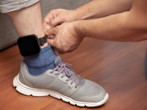 وهبي ولقجع يوقعان قرارا مشتركا يحدد كلفة السوار الإلكتروني في 70 درهماً لليوم الواحد وهبي ولقجع يوقعان قرارا مشتركا يحدد كلفة السوار الإلكتروني في 70 درهماً لليوم الواحد