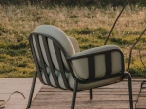 كراسي خارجية أنيقة ومريحة: لمسة أساسية لحديقة مثالية في فصل الربيع